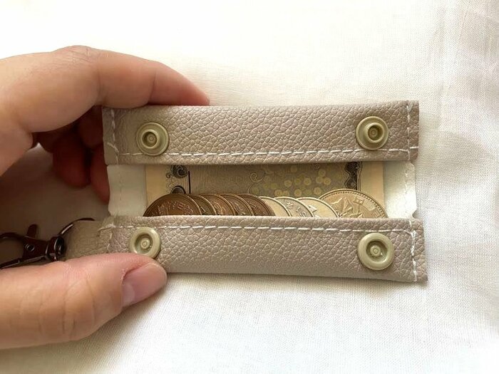 お札1枚、コイン9枚(500円玉×1、100円玉×3、10円玉×4)を入れました