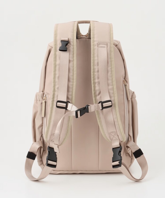 背負ったままでも中の荷物が取り出せる背面の貫通ファスナーポケット付き