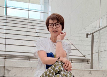 【60代マダム】が着こなす「Tシャツ×柄パンツ」コーデ。元気が出そうな組み合わせが素敵！