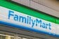 ファミマの駐車場に佇む「小型飛行機」　違和感しかない光景に目を疑う