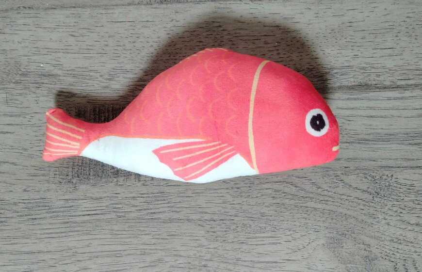 筆者撮影（セリア、またたび入りお魚クッション）