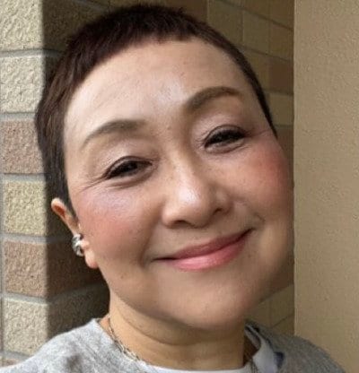 【64歳マダム】が着こなす無印良品の〈カーキのナイロンアウター〉ピンクとのおしゃれな組み合わせに「可愛いですね〜！」の声