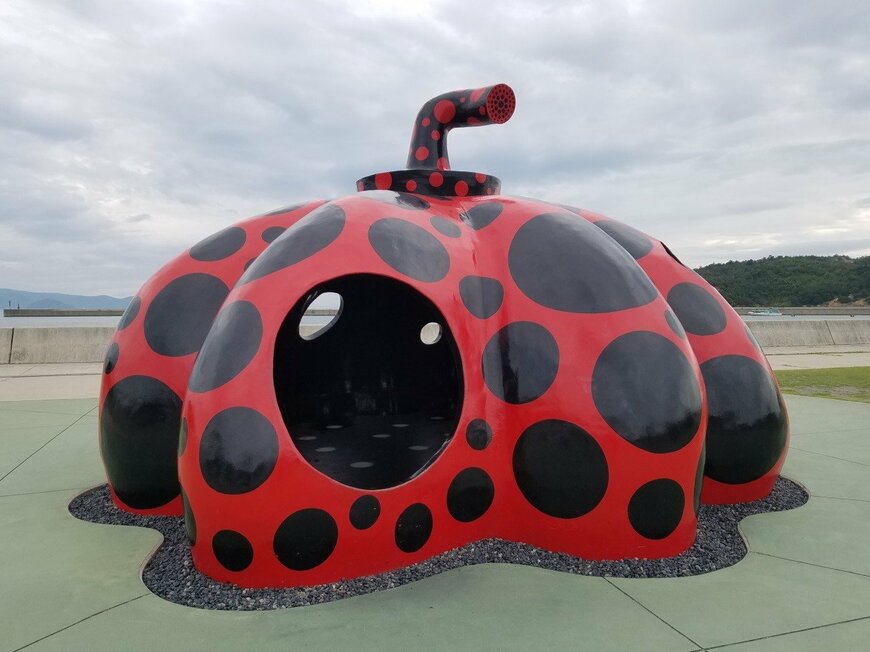 草間彌生氏のカボチャのオブジェ（場所：直島 宮浦港付近）