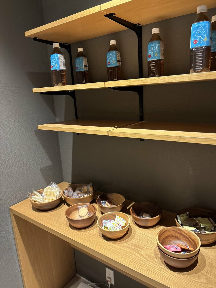 様々なお菓子や飲み物が並びます