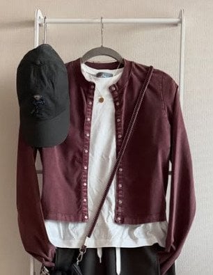 【60代マダム】深みのある赤カーディガンが主役の「1泊2日の旅行コーデ」がおしゃれ！ 大人の着こなしに「素敵ですね」の声