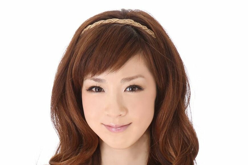 ”奇跡の48歳”ほしのあきの美貌に「努力のたまものですね」「本当に可愛い」の声！フリフリ黒ワンピ私服披露　夫はイケメンジョッキー・三浦皇成