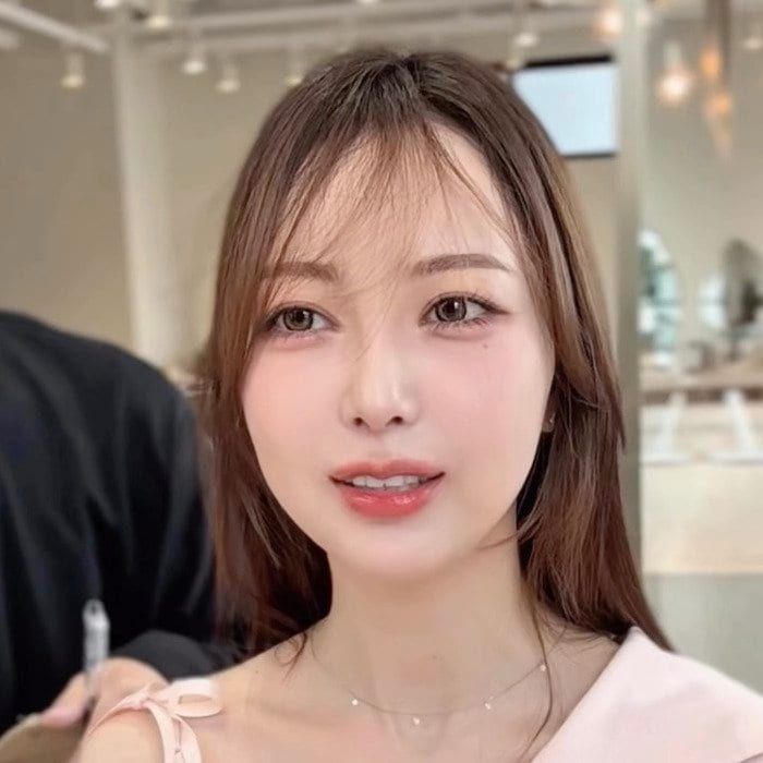 前髪の癖に悩む女性→縮毛矯正＆カットで…可愛い〈シースルー前髪〉にスタイルチェンジ！「印象変わりますね」