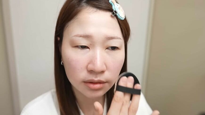 【むくみ解消メイク】顔が腫れぼったい日は「しっかり茶色を入れる」。登録者47万YouTuberが実践する、絆創膏とブラウンシャドウで目元を自然に引き締めるカバー術