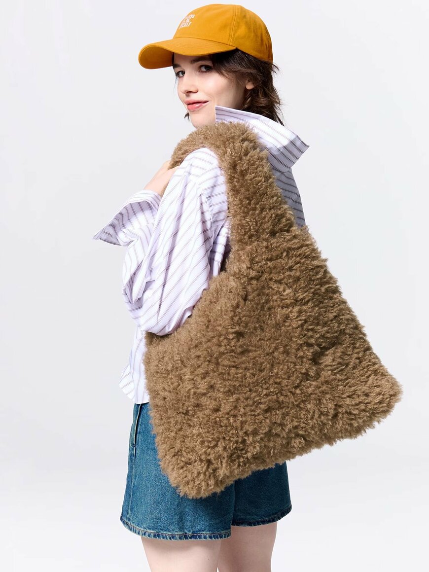 ぬいぐるみのようなふわふわ素材のトートバッグ