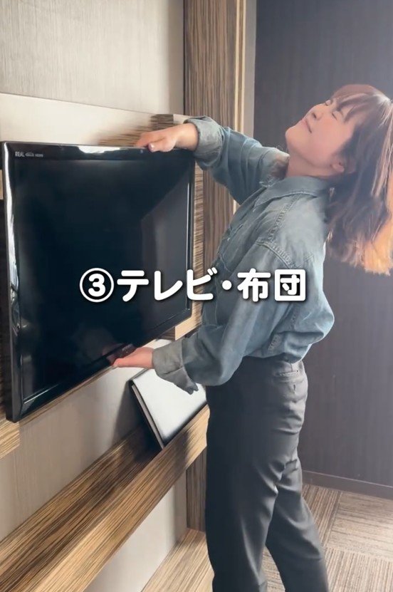 テレビを持って帰ろうとする女性