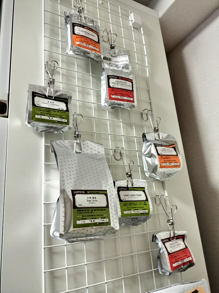 壁面収納されたお茶の袋