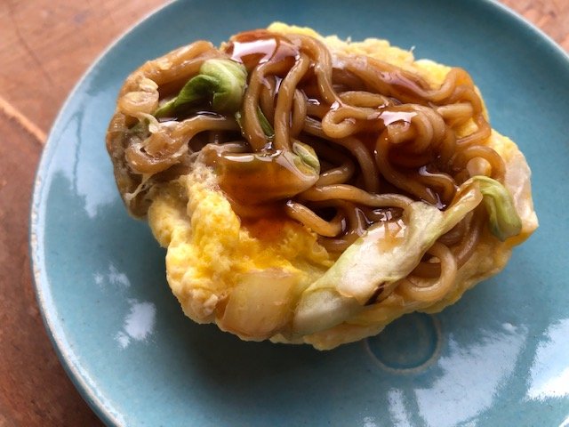焼きそばオムレツ（筆者撮影）