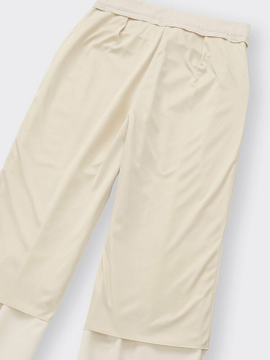 ウエスト部分は隠しゴム仕様なので、ラクに履けます