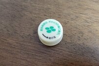 ペットボトルキャップに描かれた藤の花　あまりに精巧なアート作品に思わず目を疑う