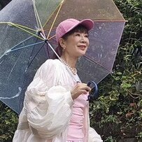 【70歳マダム】ピンクのティアードスカートが素敵！思いっきり華やかな「推し活コーデ」