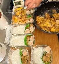 やる気30％の日でもこの完成度！唐揚げで作るボリュームたっぷりの【親子丼弁当】が美味しそう