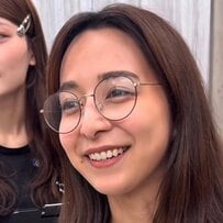 「結ぶとスカスカになるのがイヤ」と悩む女性→“顔まわりを整える”似合わせカットでキレイと可愛いを叶える「前髪ありスタイル」に