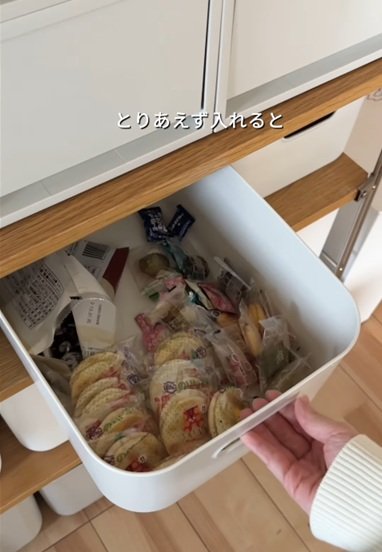変身前のキッチンの食品収納