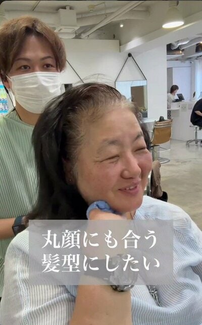 肩にかかる長さで、くせを感じる髪の女性の来店時の様子（ビフォー）
