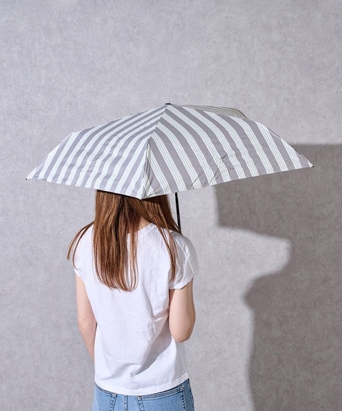 約145gの軽さ!「晴雨兼用折傘軽量ストライプ」(1320円)