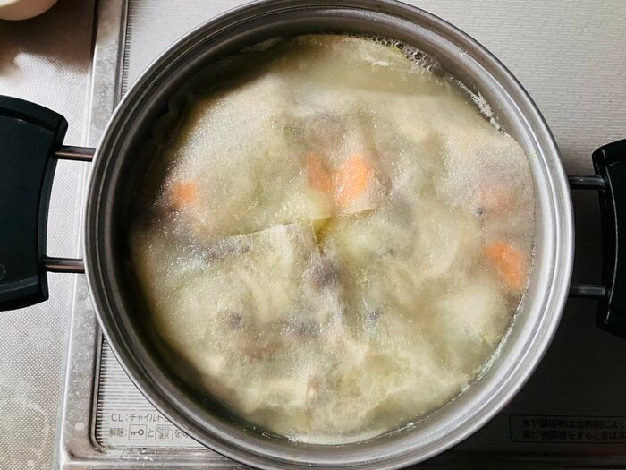 お鍋の火を止めてアク取りシートをそっとのせます