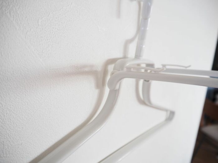 まず、フードを入れるためのアームを立てます