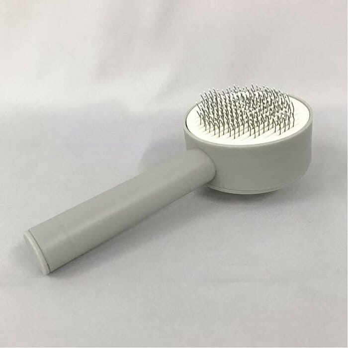 抜け毛はつまんでそのままゴミ箱にポイッと捨てることができます