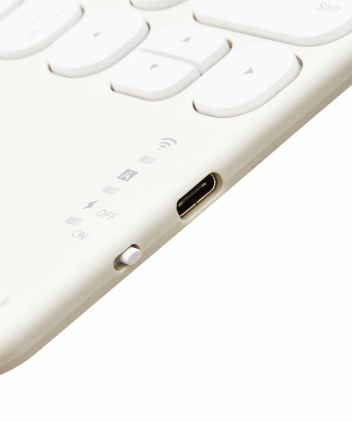 3COINS，タッチパッド付きキーボード充電端子部分アップ画像