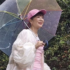 【70歳マダム】ピンクのティアードスカートが素敵！思いっきり華やかな「推し活コーデ」