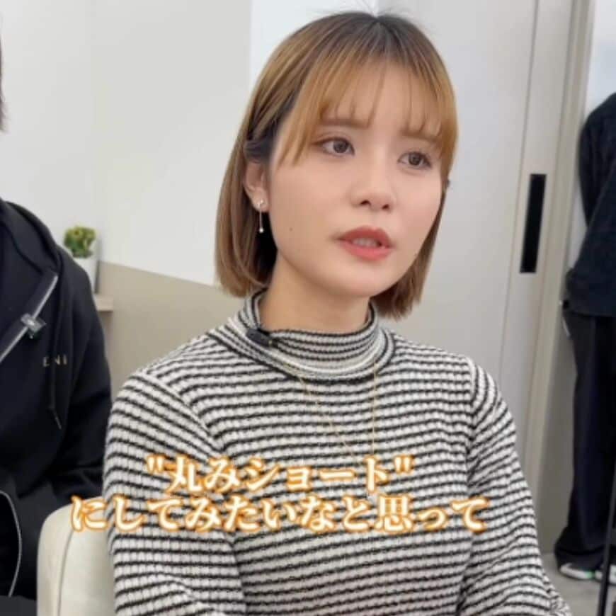 縮毛矯正をかけている女性が「丸みショートヘア」をオーダー！理想的な仕上がりに「100点です！」と満足そう