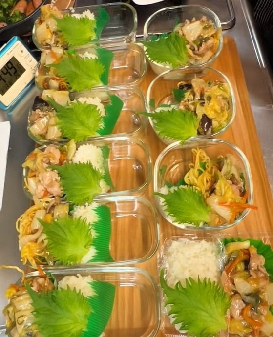 ごはんも麺もどーん！忙しい会社員主婦が「やる気70％」で作る〈あんかけ焼きそば弁当〉が話題