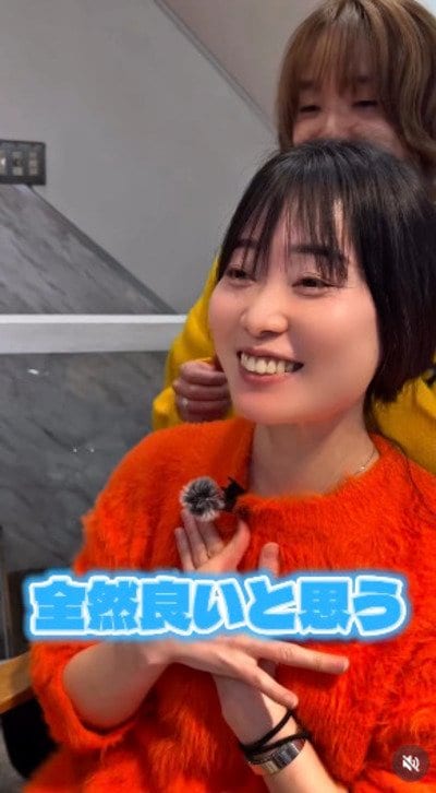 仕上がりに笑顔を見せる女性