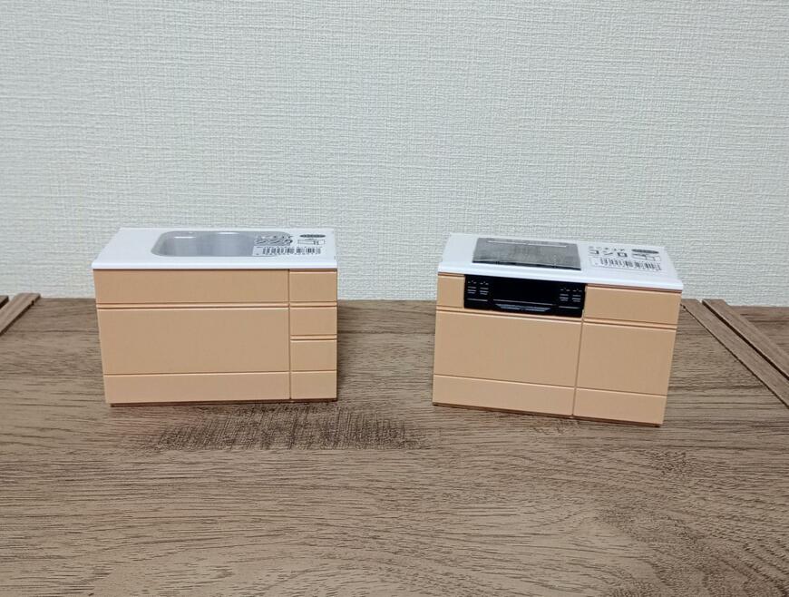 110円（税込）なのに、クオリティが高いミニチュア商品です／筆者撮影（山田化学株式会社、ミニチュアキッチンコンロ・ミニチュアキッチンシンク）