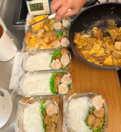 やる気30％の日でもこの完成度！唐揚げで作るボリュームたっぷりの【親子丼弁当】が美味しそう