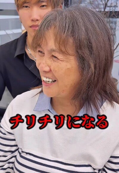「鳥の巣みたいに…」湿気で髪がチリチリになると悩む女性　縮毛矯正でキレイにまとまるツヤ髪をGET！