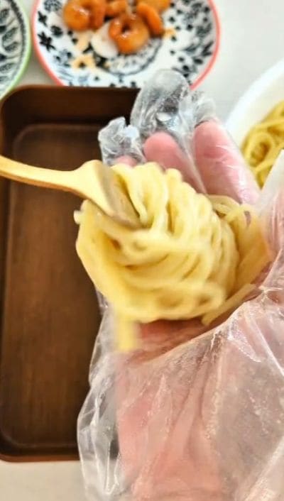 夫に作る「ウサギ型の目玉焼きが可愛いお弁当」！麺をくるくると巻いて入れるアイデアがすごい