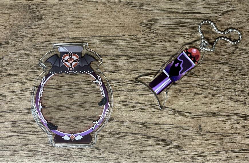 筆者撮影（セリア、缶バッジカバー 香水瓶柄）