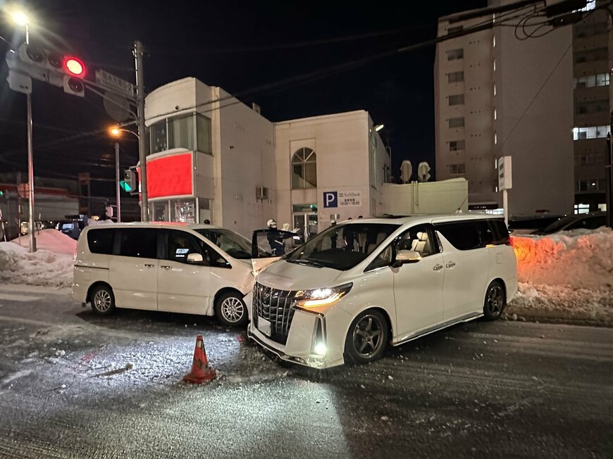 突然見知らぬ男が車に乗ってきて暴走　目を疑うような自動車事故に「これは酷い」「無茶苦茶」