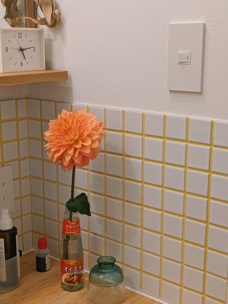 オイスターソースの瓶に飾ったダリアの花