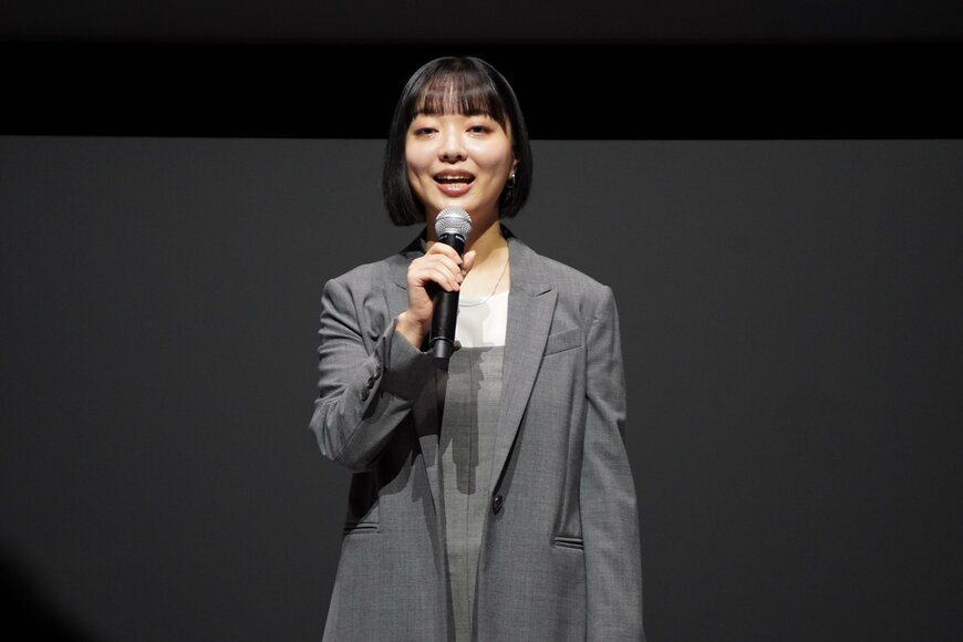 スピーチをする女性の写真