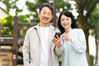 60歳代・70歳代シニアの貯蓄額「平均と中央値」はいくらか。平均的な月の生活費を「夫婦2人」と「一人暮らし」でみる