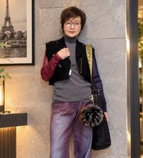 【68歳マダム】秋らしさ溢れる「レイヤードコーデ」ジャケットで叶えるラグジュアリー感たっぷりコーデに憧れる