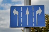 愛知県で目撃した「不気味な道路標識」　英語で記載された案内先に「物々しい」