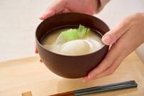 75歳以上の後期高齢《無職》夫婦世帯「ふたり暮らしの生活費」ひと月どのくらい必要？老齢年金・貯蓄事情もデータでチェック