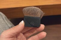 自宅で発見した「壊れたシャネルのブラシ」　絶対に「何かを知っていそうな犬」に思わず笑ってしまう