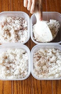 ご飯の上に「おかず」を詰めて完成！と思いきや…まだまだ詰める！おかずぎゅうぎゅう【のっけ弁当】が話題