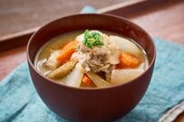 【70歳代前半】ふたり以上の無職世帯「1カ月の平均的な生活費」はいくら？《老齢年金・貯蓄額》の平均を整理