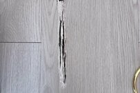 ネイリストが「ジェルネイル」で床の傷を修復　「とてつもないクオリティ」に思わず二度見