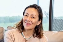 RIKACO “愛犬と一緒”撮影風景を公開！白シャツ姿に「ホントに還暦！？」「最高にかっこいい」