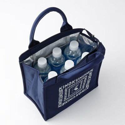 500mlのペットボトルを6本まとめて運べるサイズ